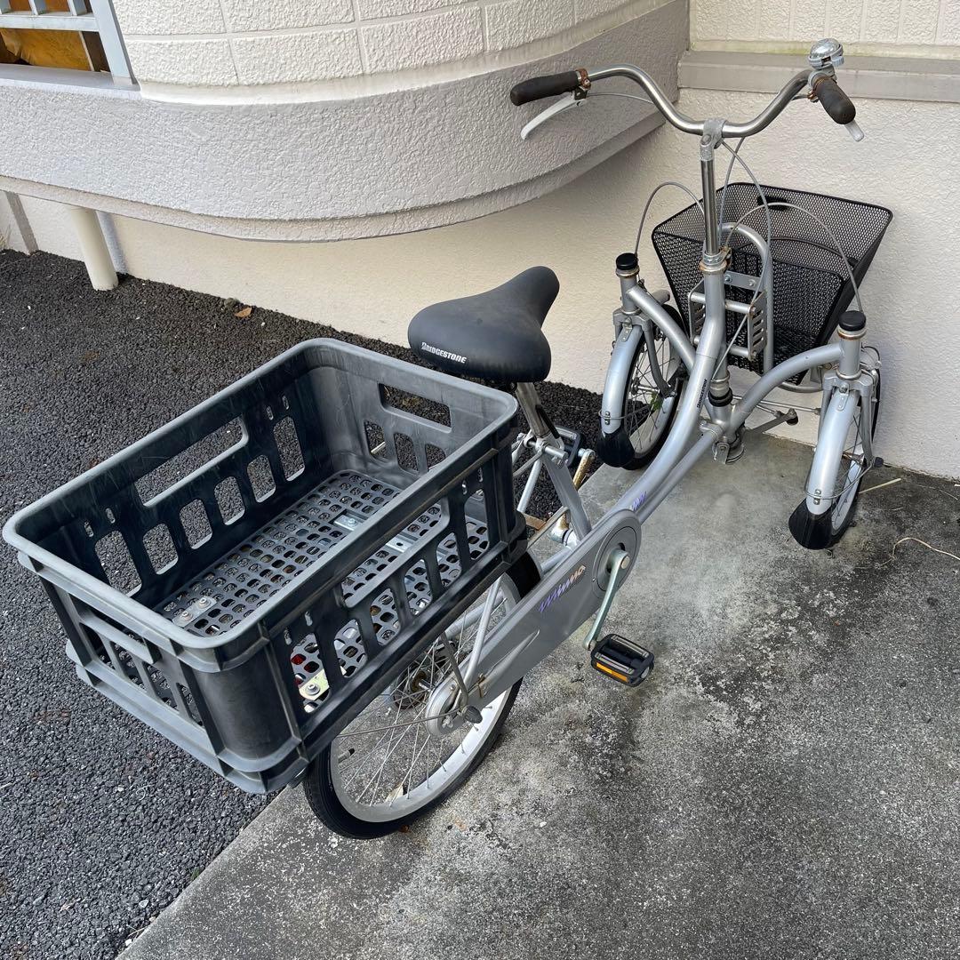 三輪自転車　前２輪自転車 グレー 後部バスケット付き