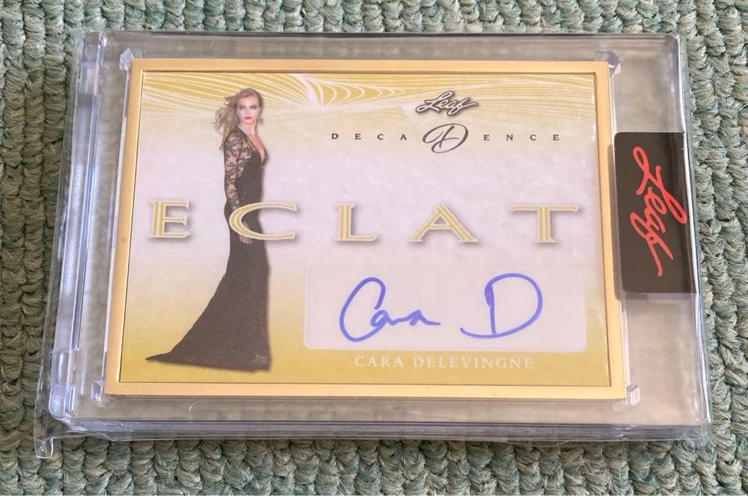 カーラ・デルヴィーニュ 直筆サイン入りカード 1/1