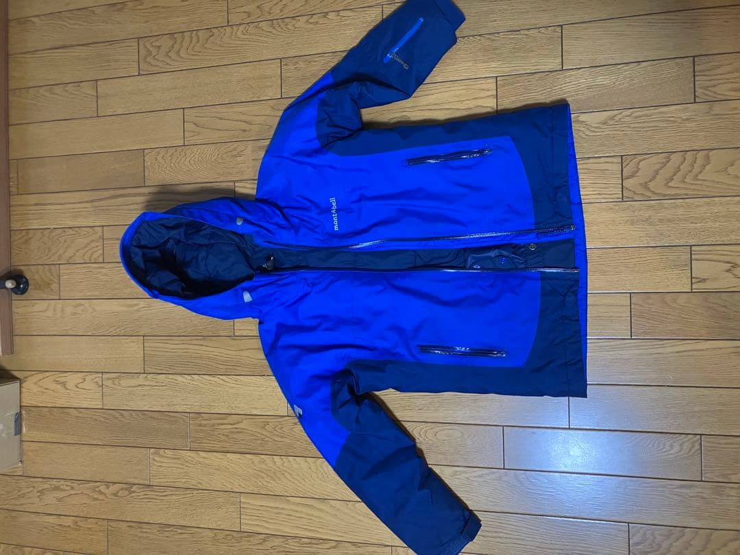 モンベルの子ども用スキーウェア上下セット