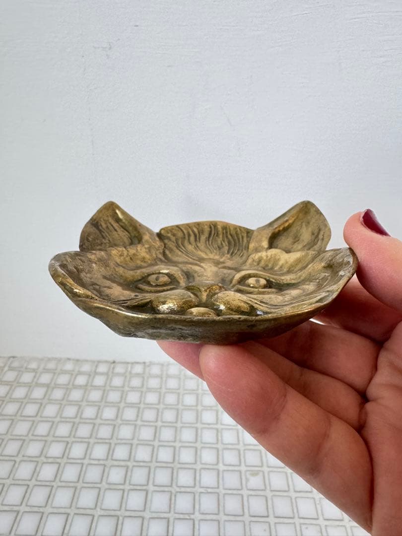 アンティーク　猫の顔トレイ　金属製装飾品