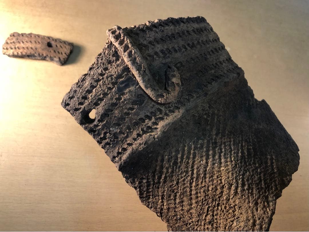 「土器の欠片 縁の部分 No.660」です。