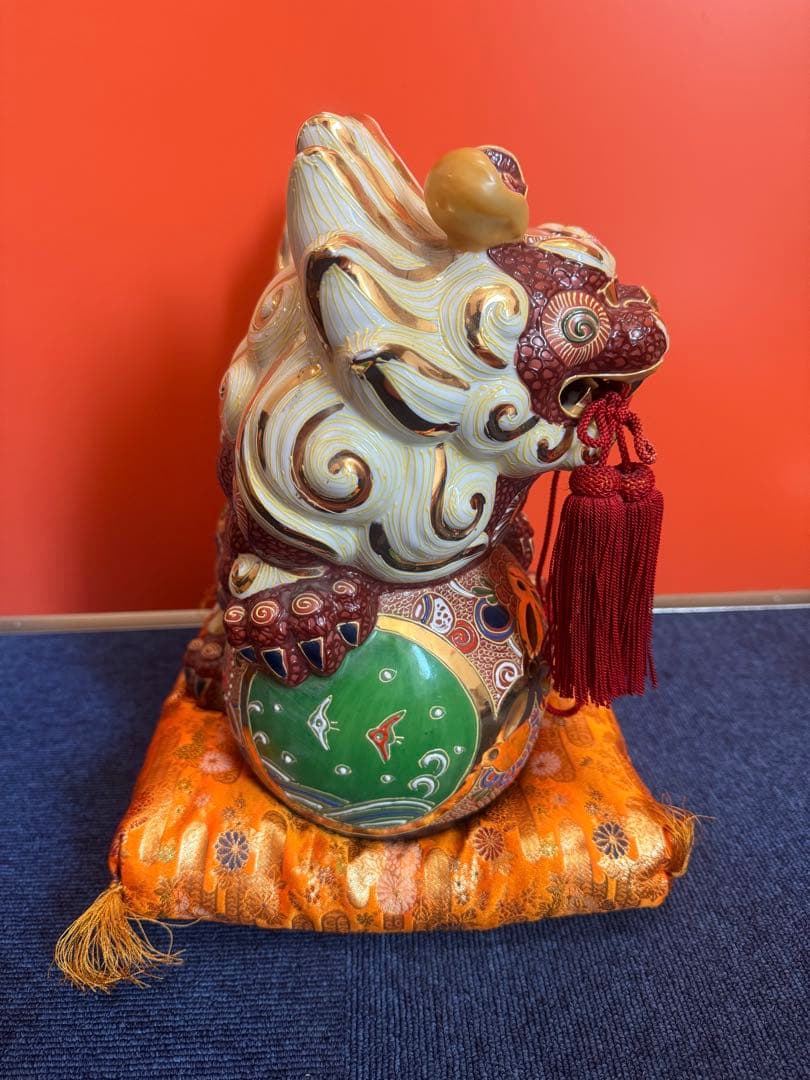 2017  九谷焼 太吉　玉乗り獅子 狛犬 置物 縁起物　金彩座布団付き