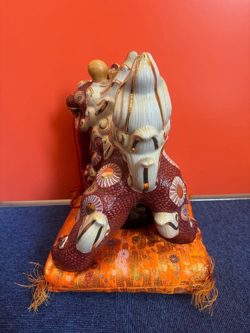 2017  九谷焼 太吉　玉乗り獅子 狛犬 置物 縁起物　金彩座布団付き