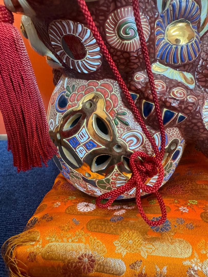 2017  九谷焼 太吉　玉乗り獅子 狛犬 置物 縁起物　金彩座布団付き