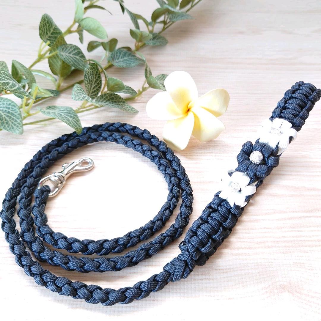 パラコードリード❥エレガント❥ブラック×ホワイト　キラキラビーズ　お花 №039