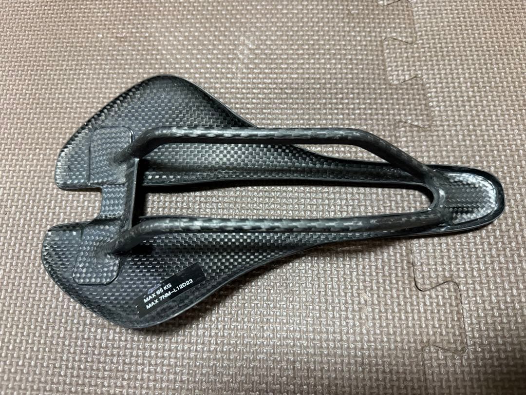 ALPITUDE カーボンファイバー サドル GARDENA