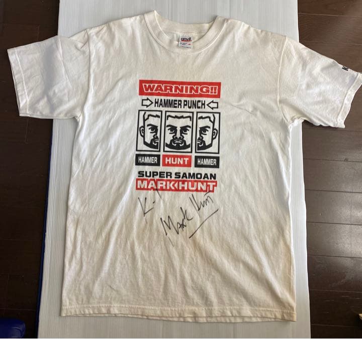 マーク・ハント 直筆サイン入りグローブ/Tシャツ