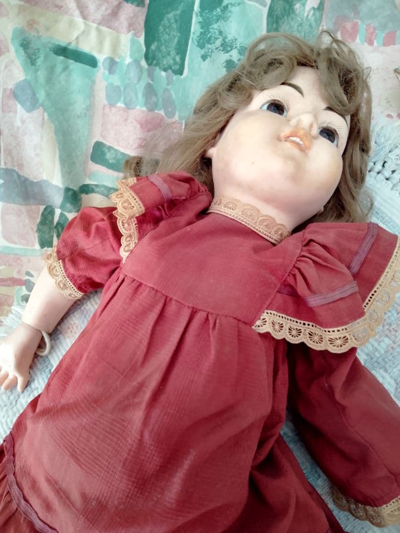 外国製アンティークドール 赤いドレス 金髪長身55cm椅子付き
