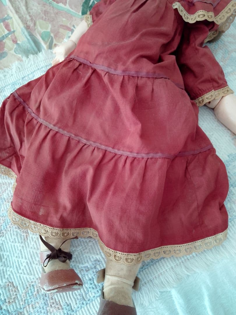 外国製アンティークドール 赤いドレス 金髪長身55cm椅子付き