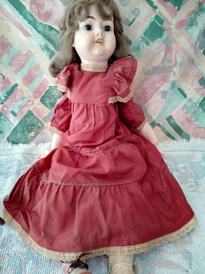 外国製アンティークドール 赤いドレス 金髪長身55cm椅子付き