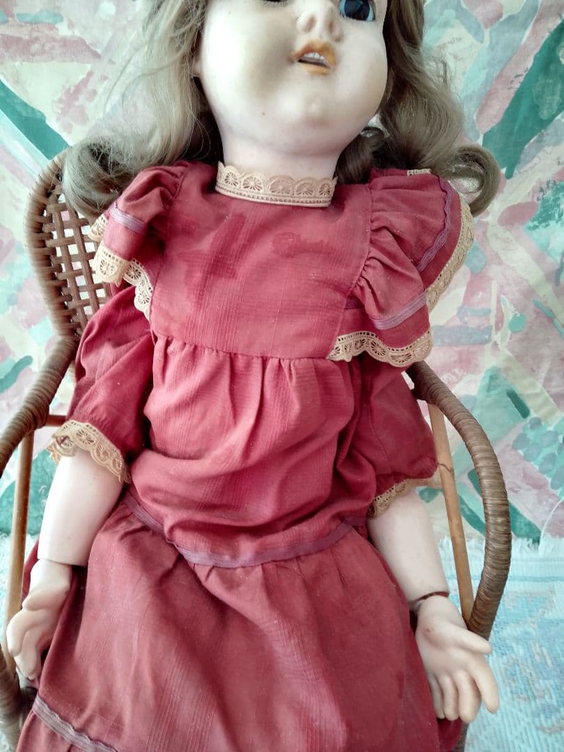 外国製アンティークドール 赤いドレス 金髪長身55cm椅子付き