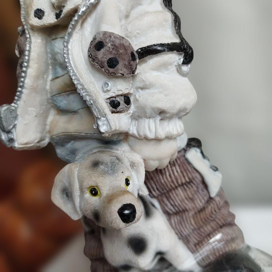 犬お散歩する少年。