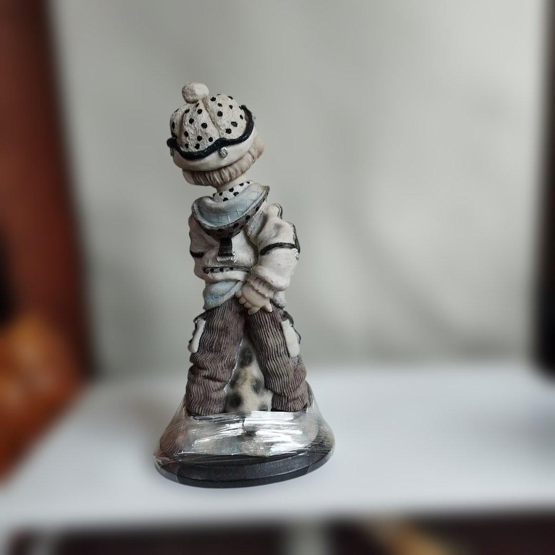 犬お散歩する少年。