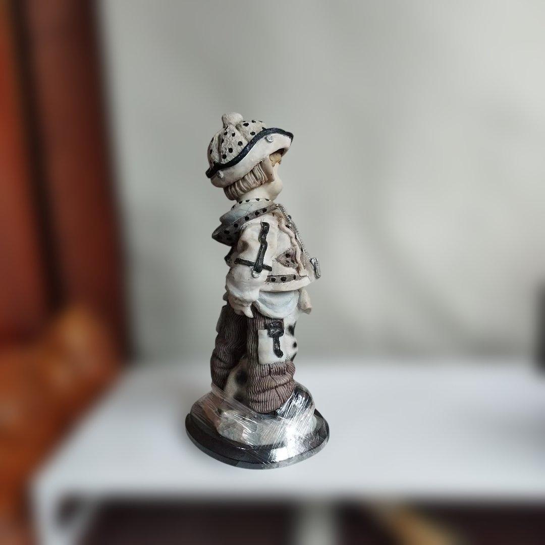 犬お散歩する少年。