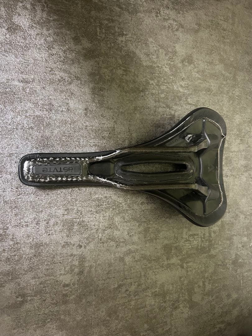 Astute Pilarga カーボンレールサドル！