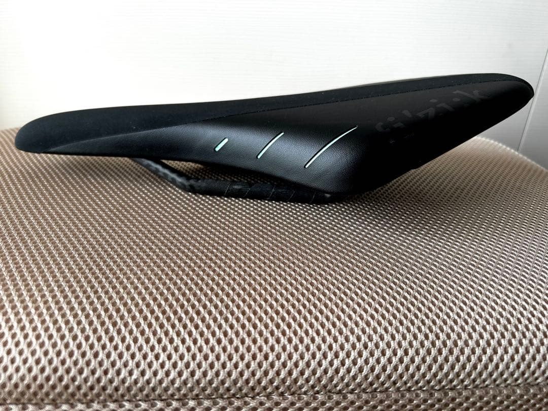 Fizik ARIONE R1フィジーク カーボンレール サドル チェレステ