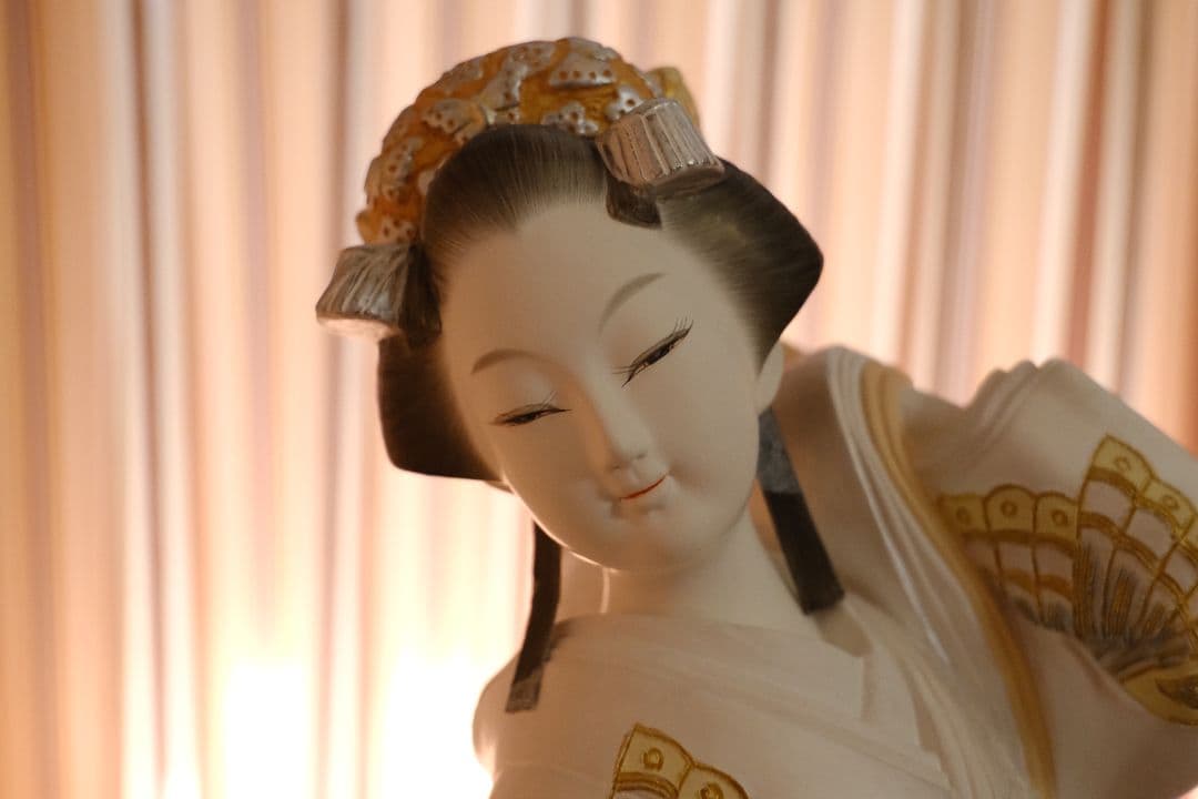 博多人形「あき子作」華 高さ約44cm 台座・木札付き（白地金彩）