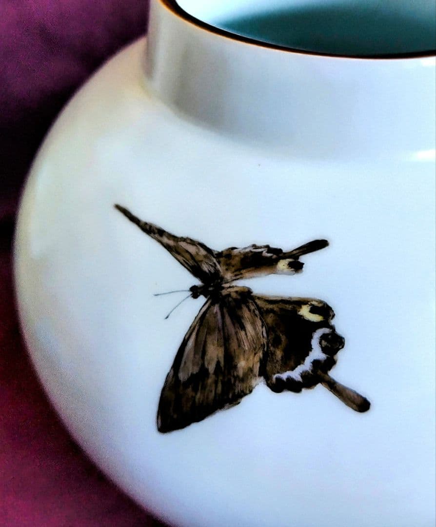 色絵磁器蝶図壺 (未使用 新品同様)