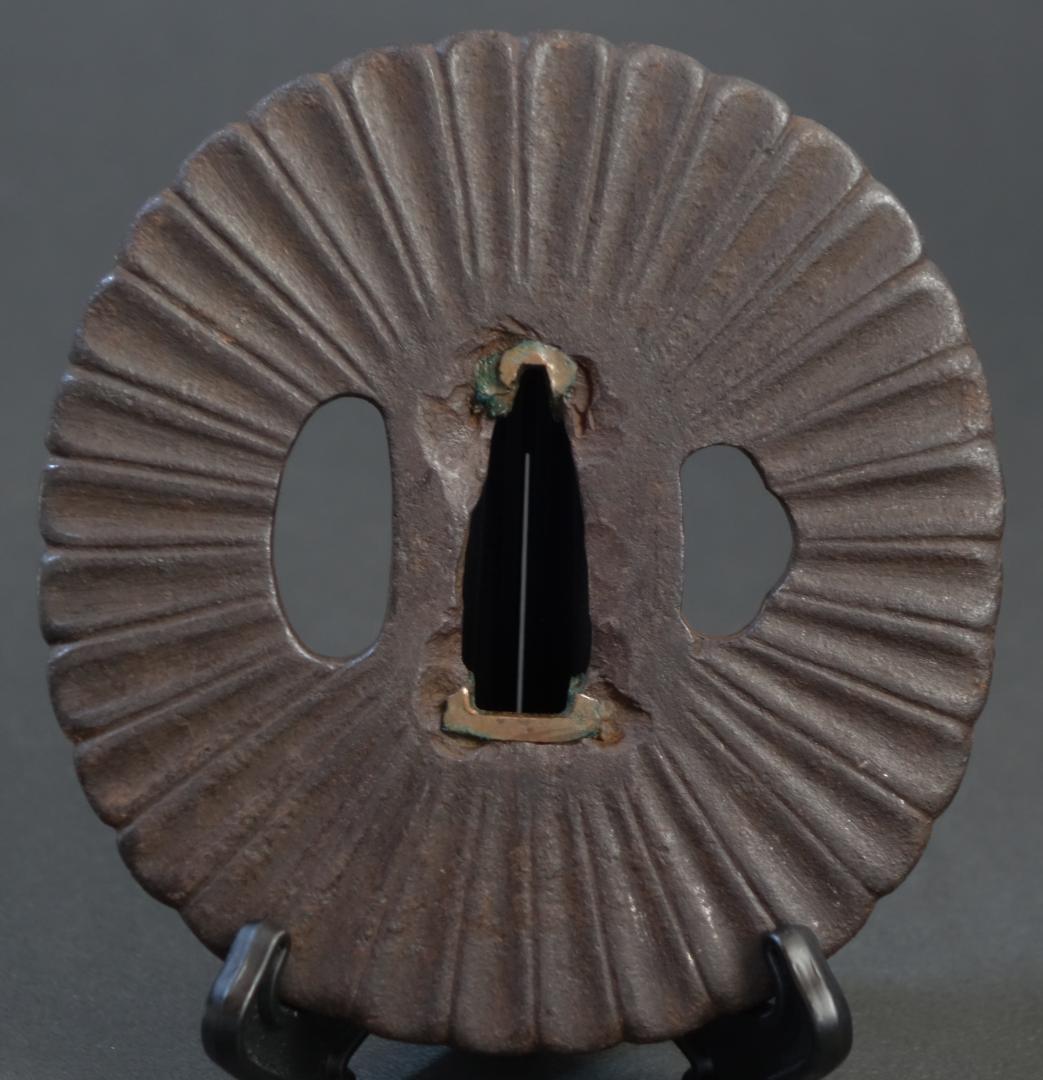 鍔 鐔 刀装具 日本刀 武具 骨董 江戸時代【菊花図鐔 無銘 明珍】(鑑定書有)