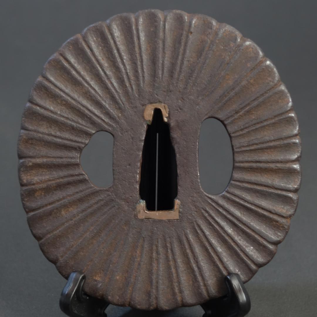 鍔 鐔 刀装具 日本刀 武具 骨董 江戸時代【菊花図鐔 無銘 明珍】(鑑定書有)