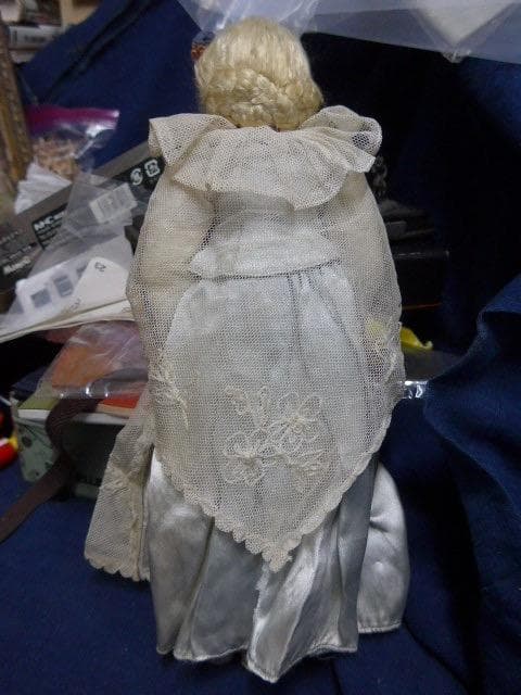 レースをまとったコンポジションヘッドの古い人形です。