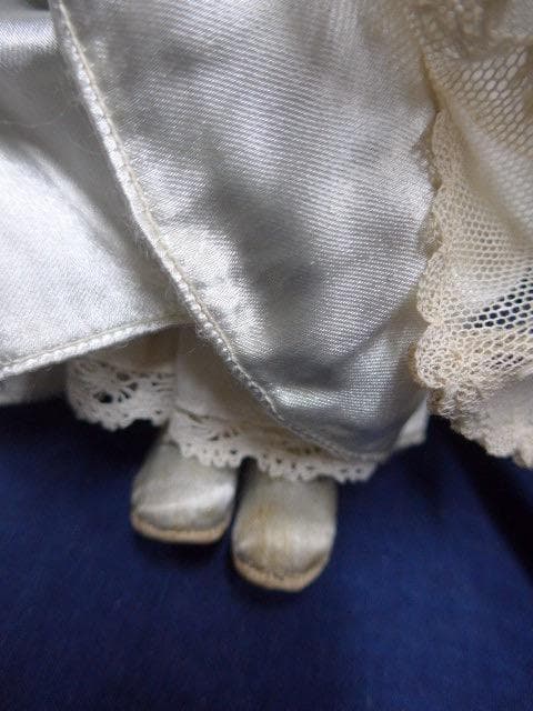 レースをまとったコンポジションヘッドの古い人形です。