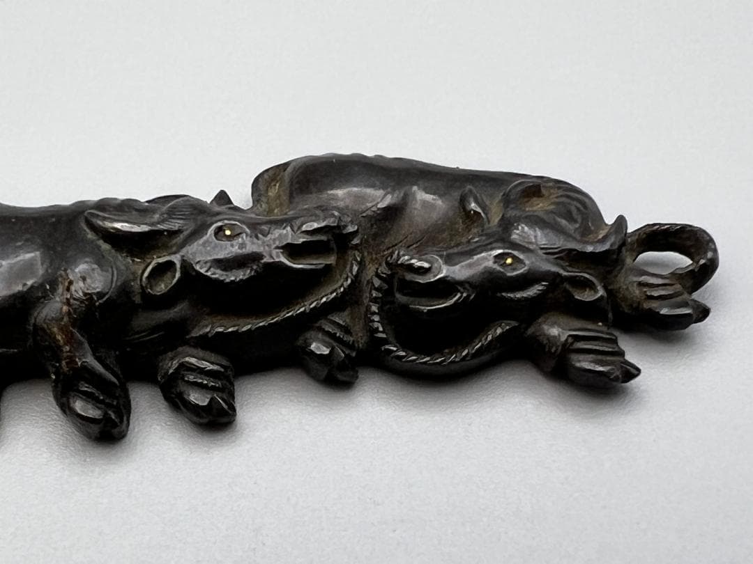 【海】江戸明治金工　二疋牛図　金目　手彫　目貫一体　銅製鍍金　骨董品　専用箱付