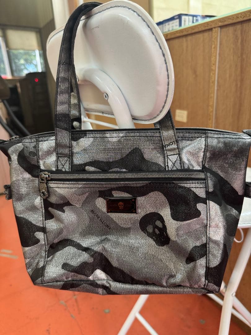 マークアンドロナ　迷彩柄の合成繊維製カートバッグ
