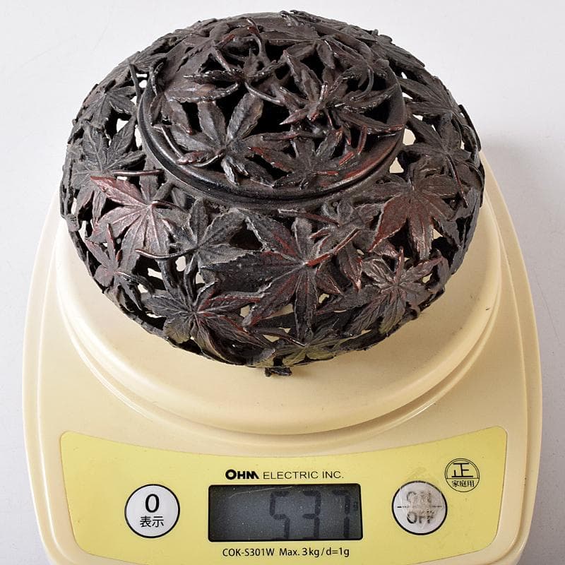 龍ちゃん　古銅　紅葉透かし　三つ足香炉　在銘　約537g　D　R8374