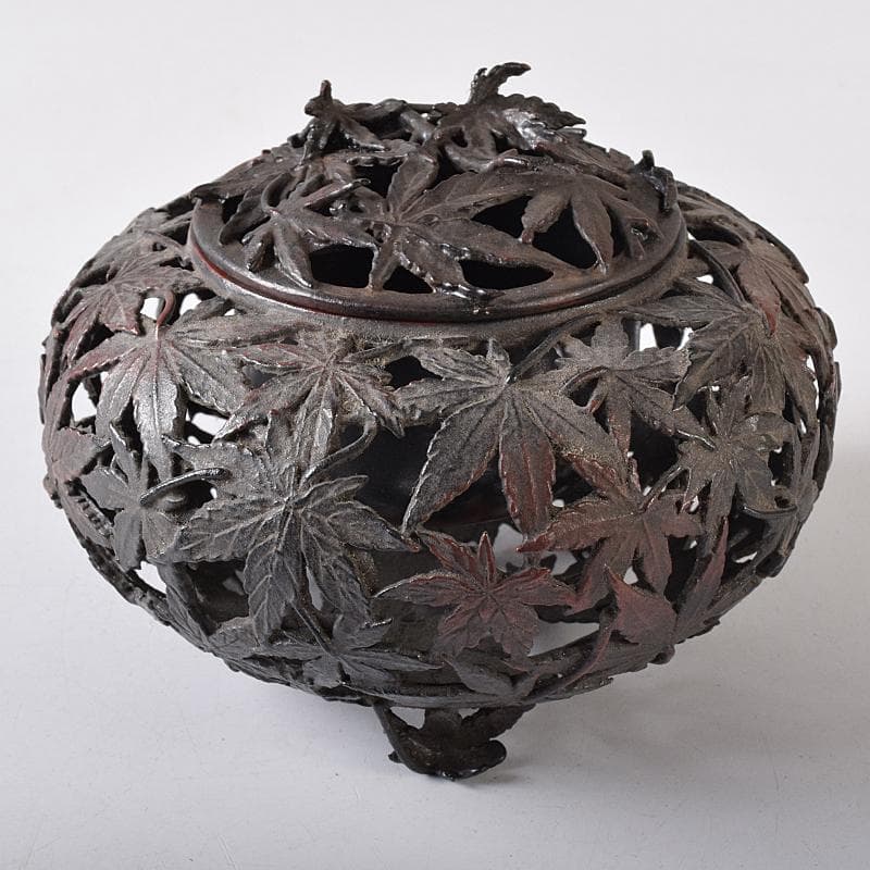 龍ちゃん　古銅　紅葉透かし　三つ足香炉　在銘　約537g　D　R8374