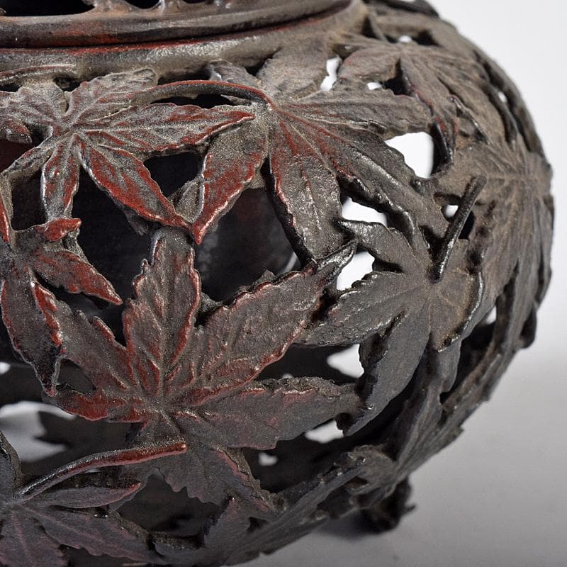 龍ちゃん　古銅　紅葉透かし　三つ足香炉　在銘　約537g　D　R8374