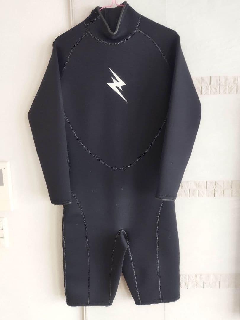 ウェットスーツ 稲妻ロゴ付き