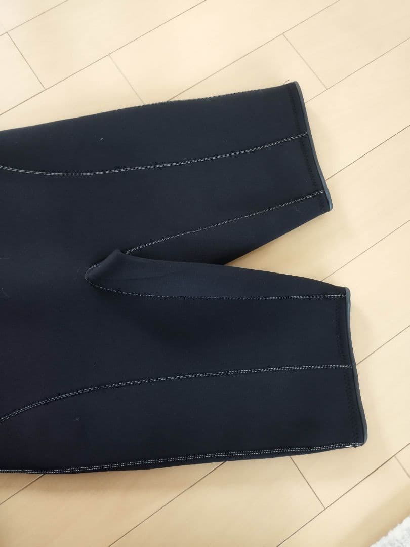 ウェットスーツ 稲妻ロゴ付き