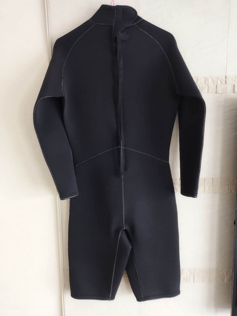 ウェットスーツ 稲妻ロゴ付き