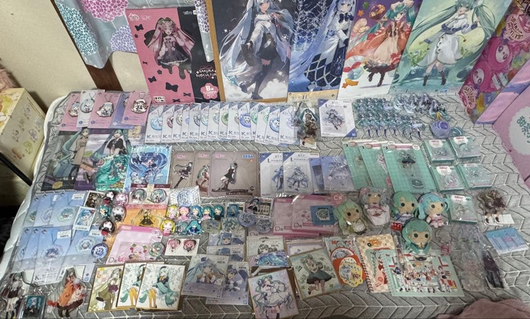 【美品】 初音ミク グッズ まとめ売り ぬいぐるみ アクリル ラバー 缶バッジ