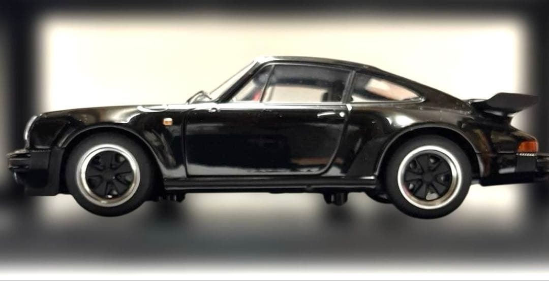 オートアートポルシェ911 ターボ 3.3 (930)AUTO art 1/18