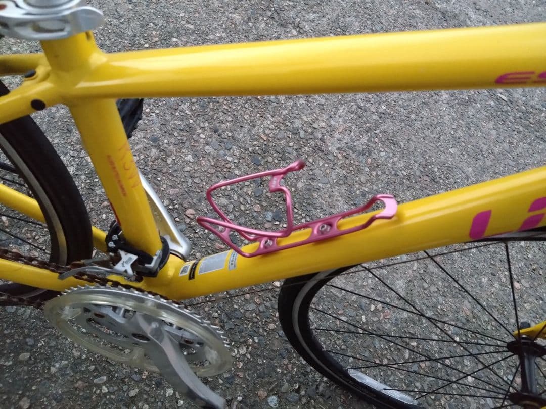 ジャイアント　現品引き取りのみ　ヘルメット、同色空気圧つき