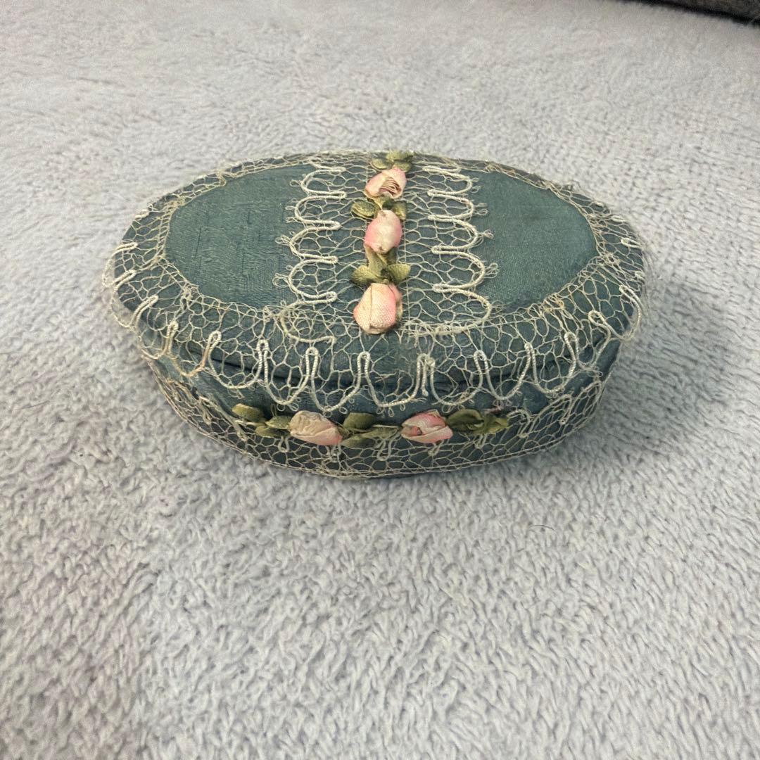 18世紀フランス青色のレース装飾楕円形ボックス