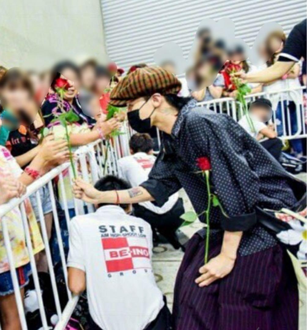 BIGBANG G-DRAGON オフィシャル出待ち　プレゼントのバラ