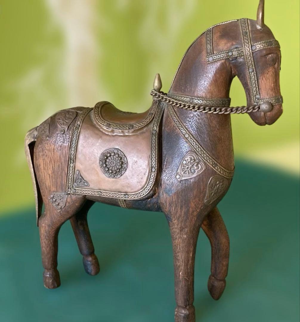 木製馬の彫刻 金属装飾付き