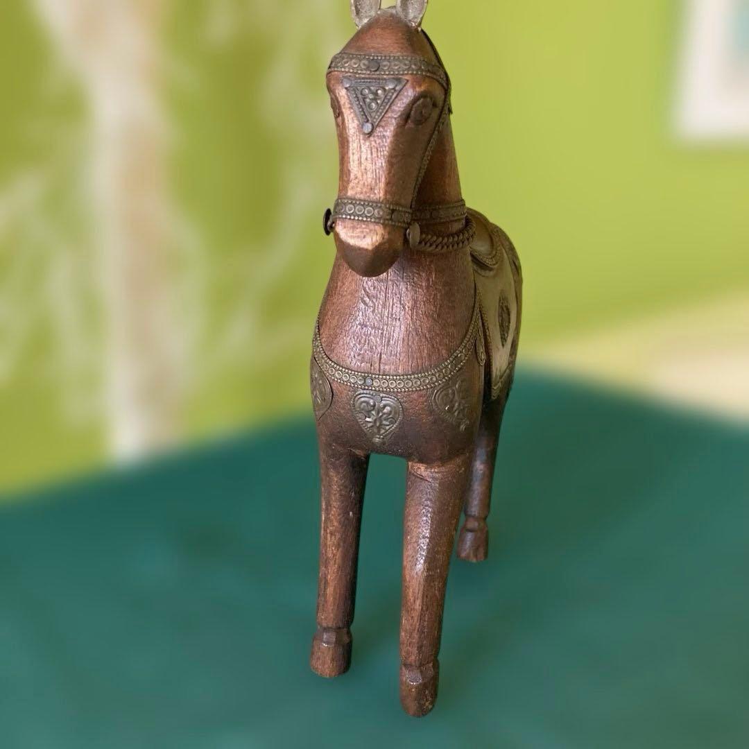 木製馬の彫刻 金属装飾付き