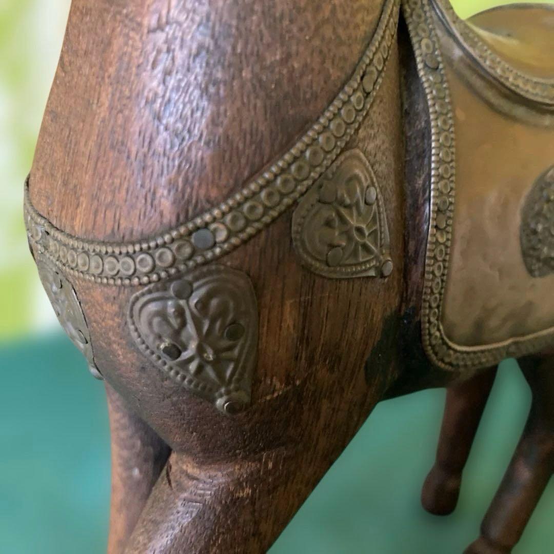 木製馬の彫刻 金属装飾付き