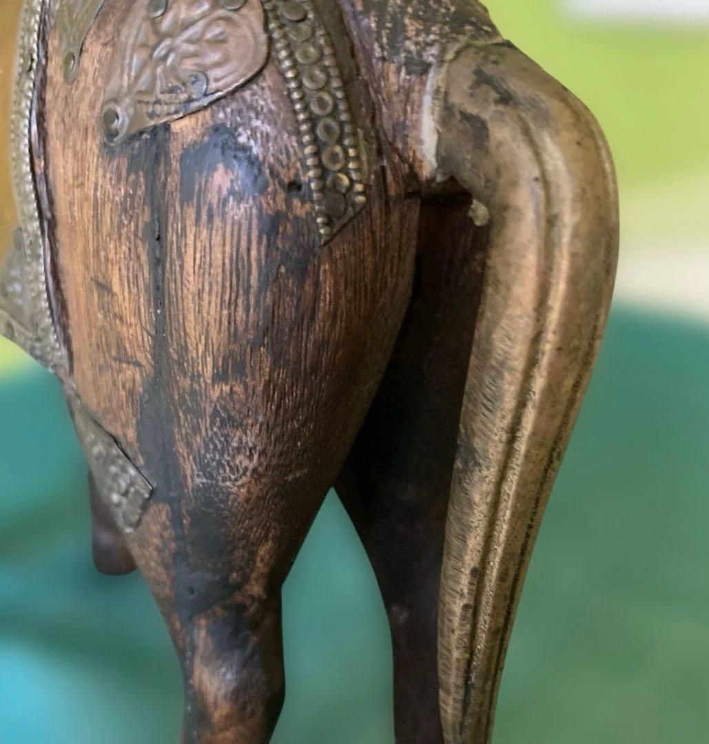 木製馬の彫刻 金属装飾付き