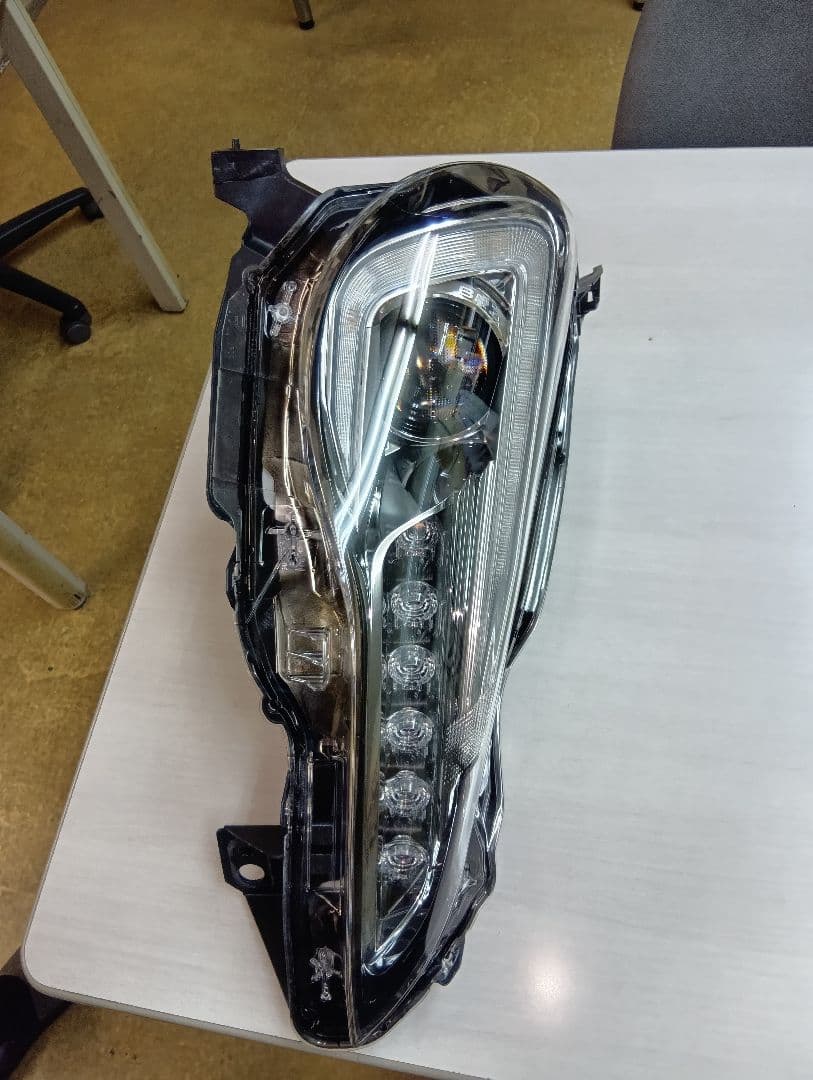 スバルBRZ ZC6 後期用右LEDヘッドライト良品