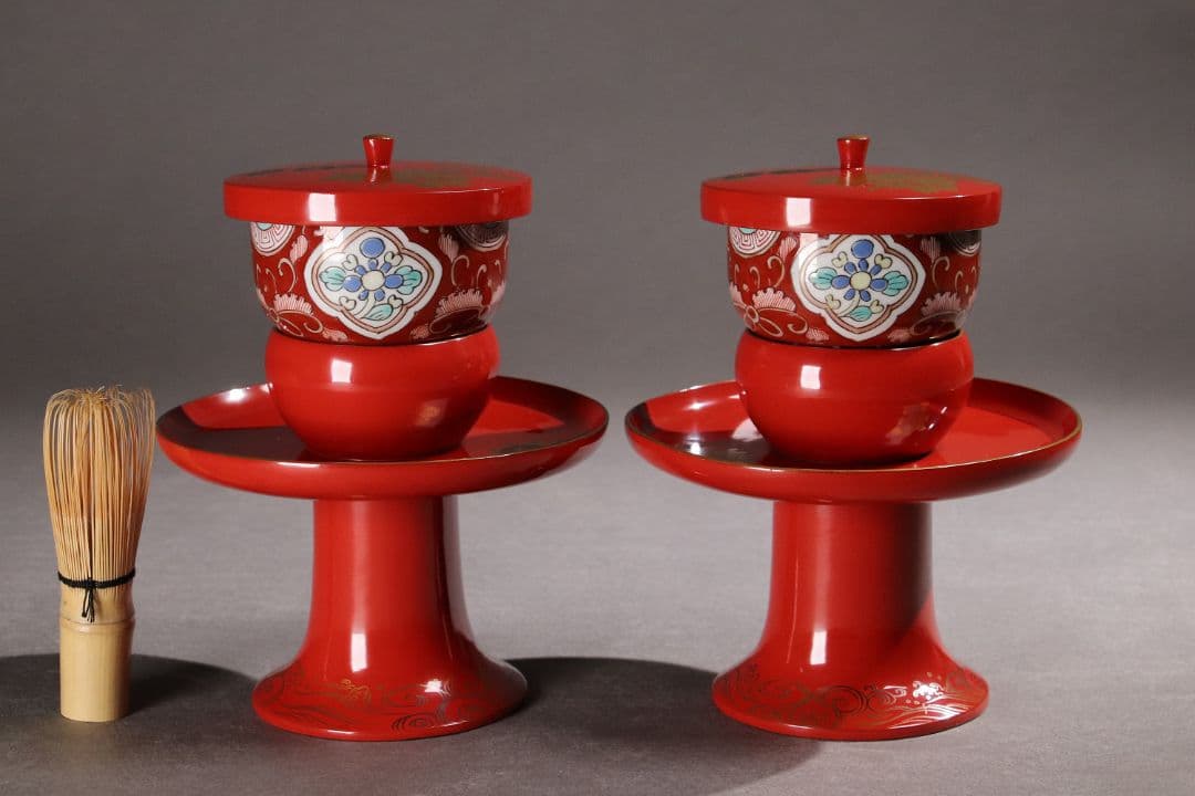 M674/ 時代木製漆器 菊に波金銀蒔絵朱塗茶台一対 伊万里赤絵茶器付 金銀切金
