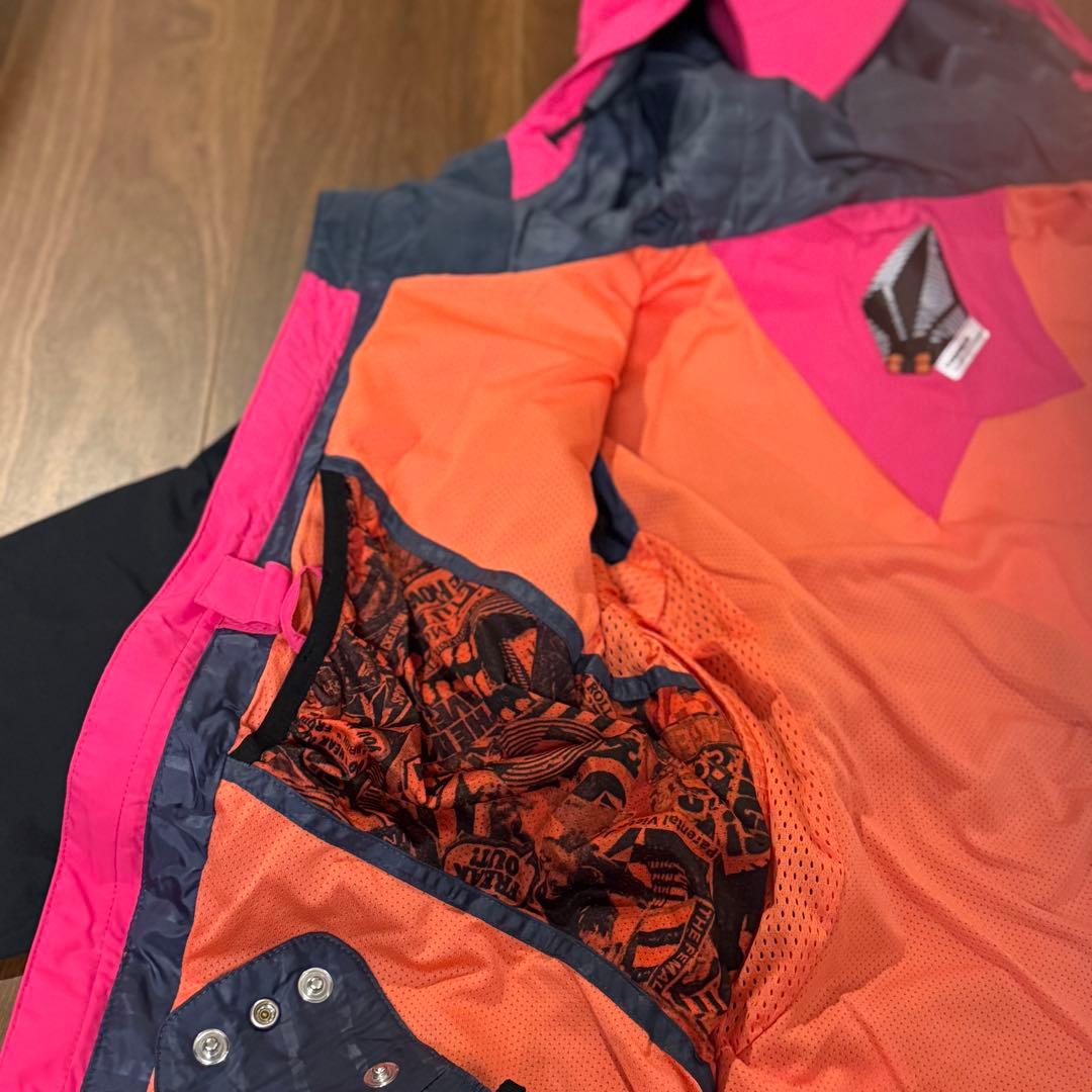 美品✨Volcom ボルコム スノーボードウェア 上 女性用 ピンク/ブラック