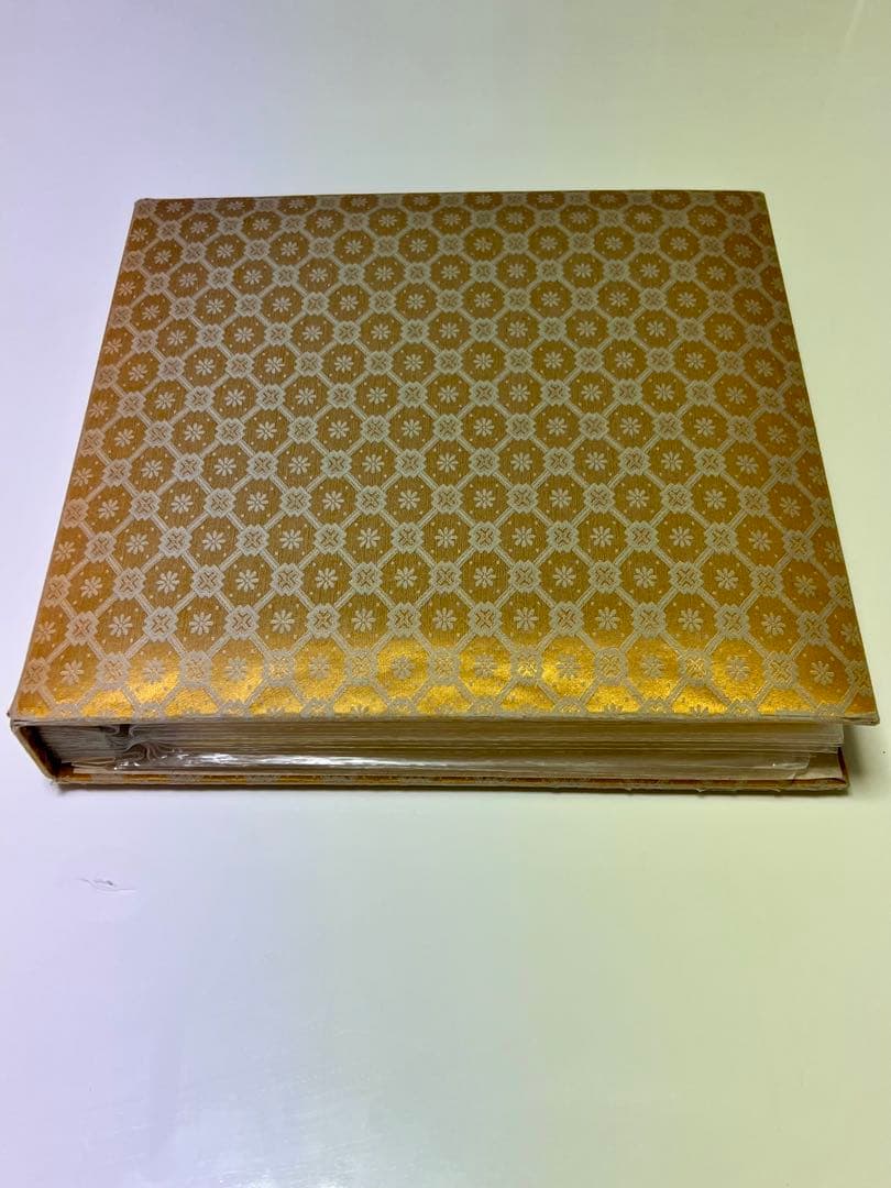 様々なテーマの作品を収録した日本画アルバム。