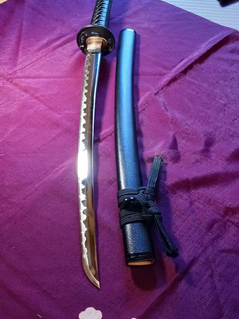 居合刀脇差し、肥後拵え　本木、 黒サメ、柄巻き.黒合皮革、 箱互の目直刃二重刃文