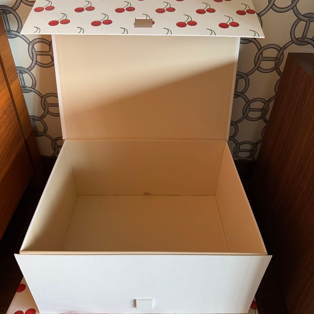 LVチェリー柄ショップ袋1枚、チェリー柄ダンボール1点、包装用紐1点