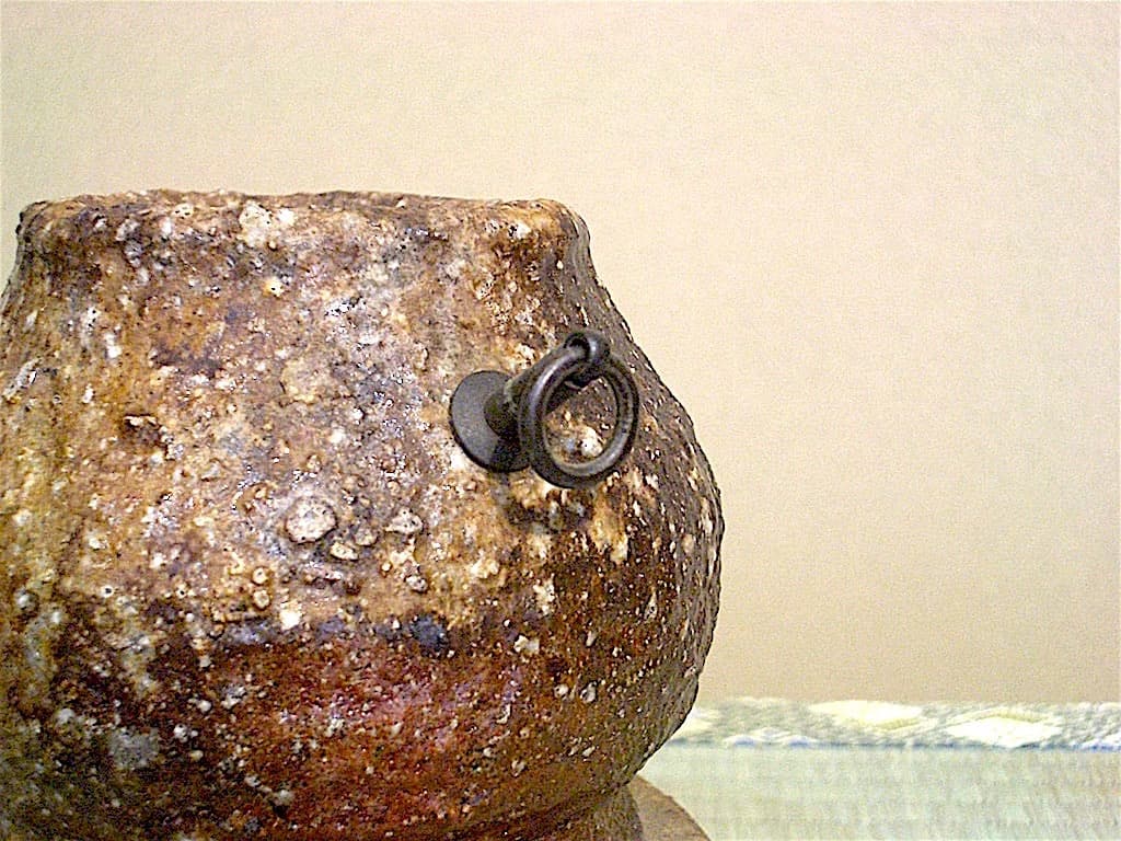 信楽焼　安倍 均 作（号：無畏庵）（松永耳庵・養子）掛花入　無傷　共箱　在銘。